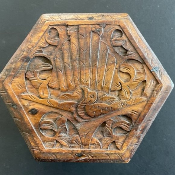 Hexagonal CARVED WOOD TRINKET BOX WITH HINGED LID for Jewelry, Décor, Treasures - Picture 3 of 14
